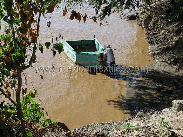 oapan_nahuatl40.JPG - Boat used to cross the river.